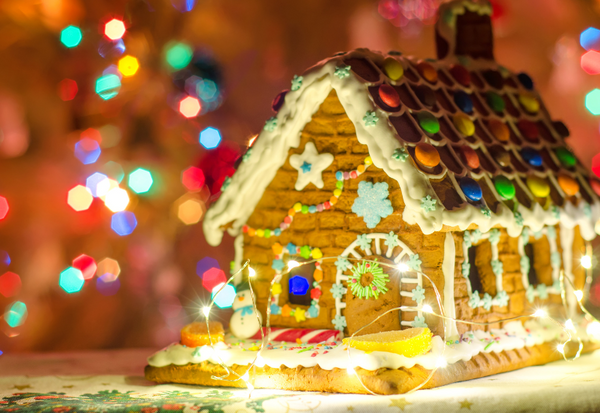 マークス&スペンサー クリスマス ジンジャーブレッドハウス クッキージャー 陶器 欧米の伝統的な文化、お菓子の家「ジンジャーブレッドハウス」。お菓子