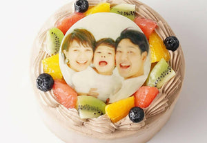 【冷凍】みずみずしいフルーツが乗った写真ケーキ チョコ生クリーム|ケーキ|いちごおじさんの洋菓子工房│チョコクリーム ケーキ - スイーツモール
