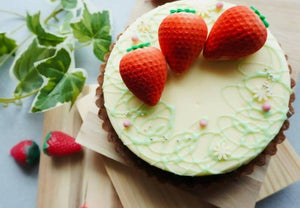 【冷凍】いちごをのせたふんわりチーズムースタルト(いちごのキャンドル付き) | タルト | Calme(カルム) - スイーツモール