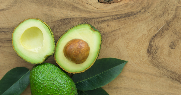 もう褐変させない！半分にカットしたアボカドを新鮮に保存する究極ガイド