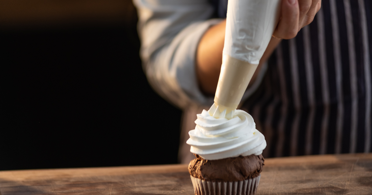 【プロ直伝】ホイップクリームの絞り方完全ガイド！おすすめ口金から美しいデコレーションのコツまで徹底比較