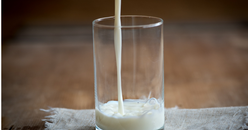 牛乳賞味期限切れ1ヶ月：まだ飲める？安全な見分け方と活用レシピ