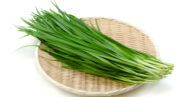 ニラを生で食べても安全？栄養満点な万能野菜のメリット・デメリット、食べ過ぎによるリスクと効果的な摂取法を徹底解説