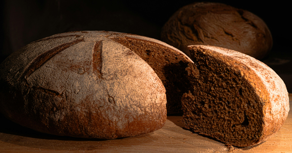 ドイツ黒パンの魅力：黒さ、酸味、固さの秘密に迫る