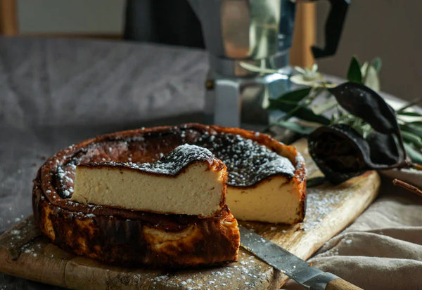 マフィン型で作る、とろけるミニバスクチーズケーキ：プレゼントに最適なレシピ