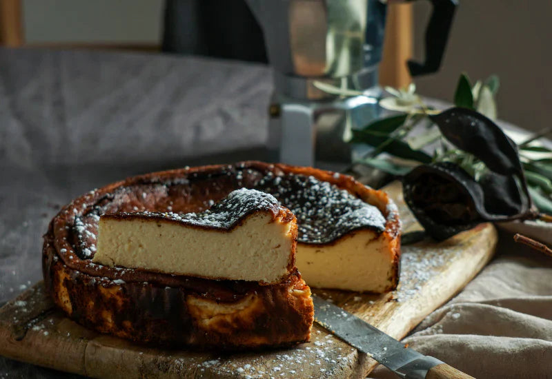 マフィン型で作る、とろけるミニバスクチーズケーキ：プレゼントに最適なレシピ