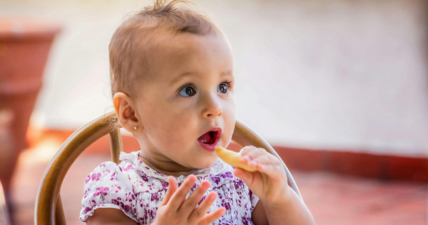生後7ヶ月の赤ちゃんへのおやつガイド：選び方、タイミング、おすすめプレゼント