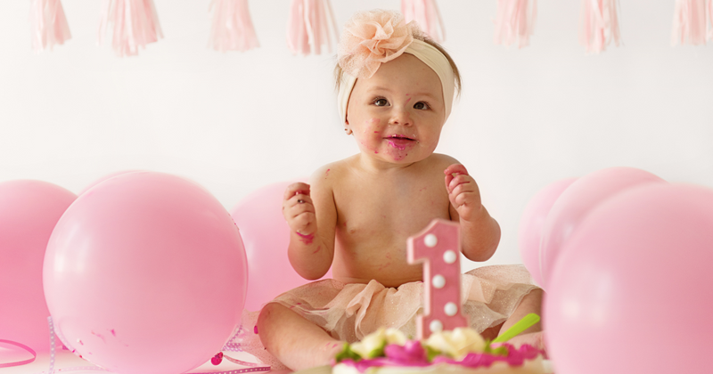 手作りスマッシュケーキで最高の1歳のお誕生日を！簡単レシピとアイデア集