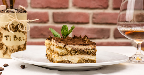 ケーキとお酒のマリアージュ：至福のひとときを味わう