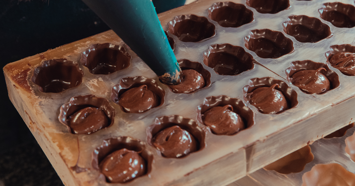 チョコレートを固める時間はどれくらい？種類別の目安と早く固めるコツ