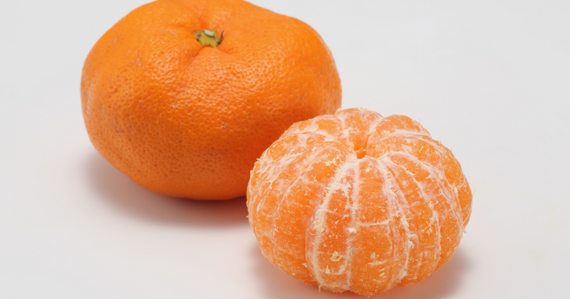 もう手が汚れない！みかんの賢い皮むき術：プロが教える、簡単・キレイな食べ方