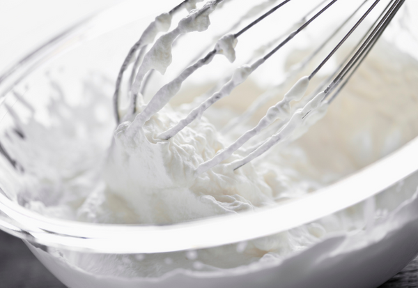 生クリームと牛乳の違いとは？ 成分、作り方、使い方を徹底比較