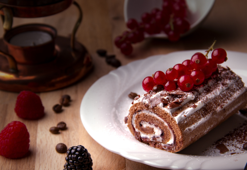 ロールケーキを美しく盛り付けるアイデア