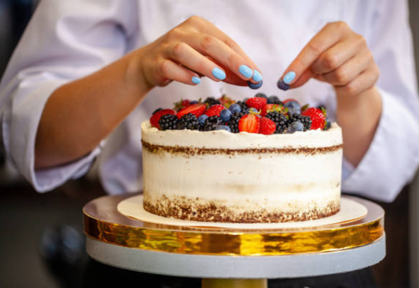 5号ケーキに乗せた場合 7月の営業予定です🌻 暑い日が続いています。 ご来店の際は保冷