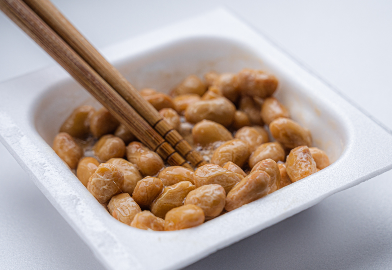 納豆は血糖値を下げる？糖尿病患者への効果と注意点を徹底解説