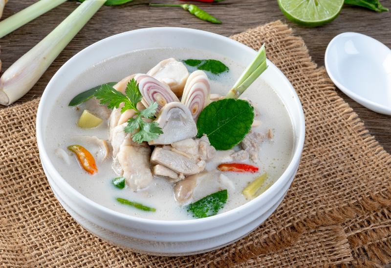 トムカーガイとは？鶏肉とココナッツミルクの魅惑的なタイスープを徹底解説