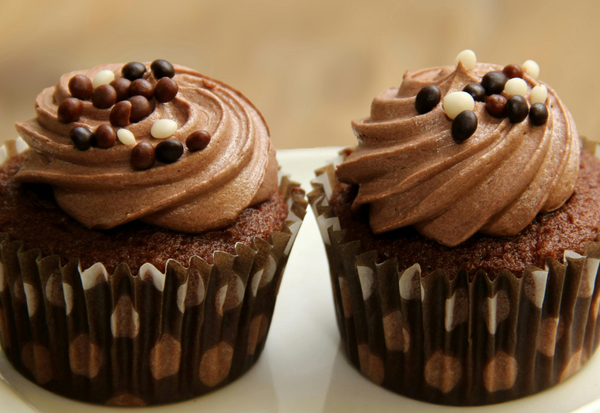 チョコのトッピングでスイーツを格上げ！ 美しいデコレーションのコツ