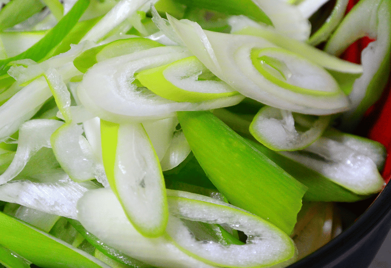 白ネギ？青ネギ？違いを知ればネギ料理がもっと楽しくなる！