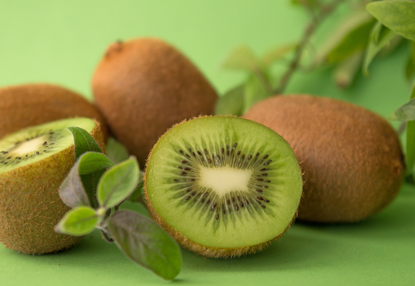 硬いキウイをすぐ食べ頃にする裏ワザ！追熟のコツと正しい保存方法