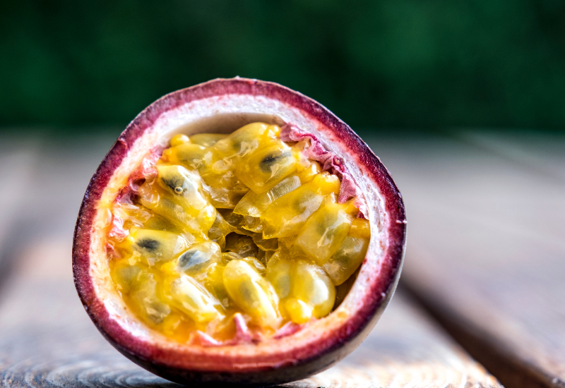 パッションフルーツってどんな味？ 種も食べられる？ 食べ方や栄養価・育て方なども解説