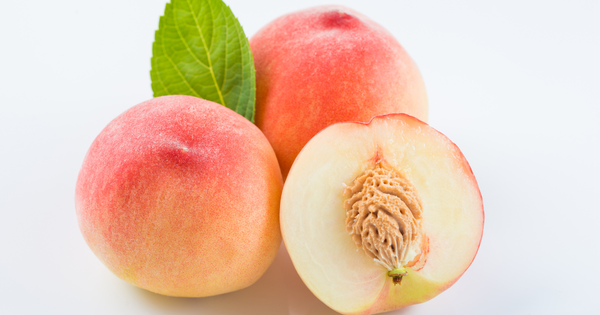 桃を冷蔵庫に入れる前に知っておきたい！日持ちさせるコツと固い桃の追熟方法