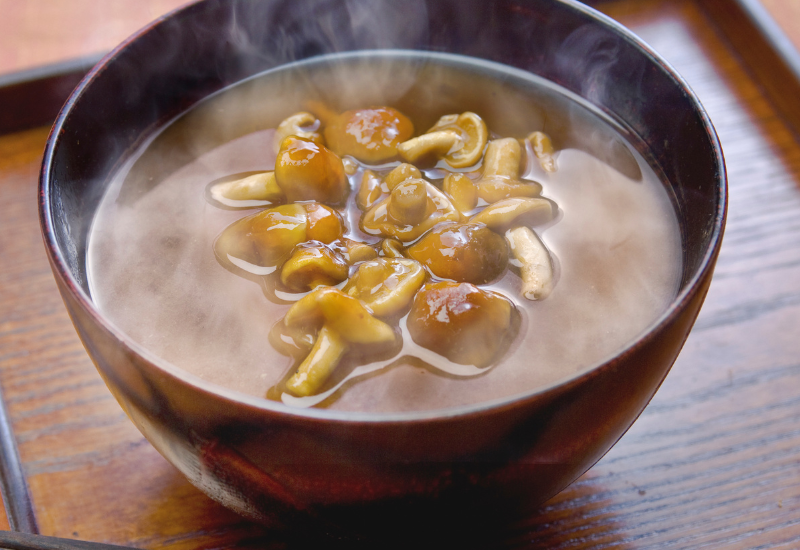 天然なめこの見分け方：安全に美味しく楽しむための完全ガイド