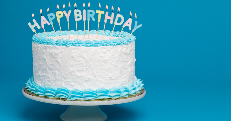1歳の誕生日を祝うスマッシュケーキ：簡単レシピと安全なデコレーション