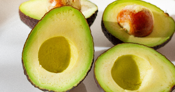 アボカド半分保存術：変色を防ぎ、新鮮さを保つ秘訣