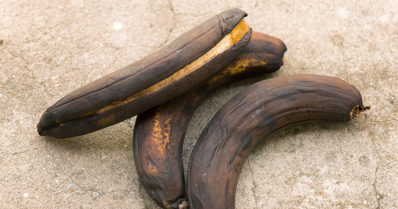 腐ったバナナの見分け方：中身の状態から食中毒の危険性まで徹底解説