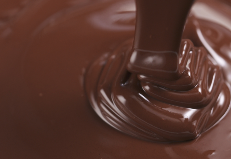 チョコレートが固まるまで何時間？種類別・温度別の最適時間と失敗しない方法