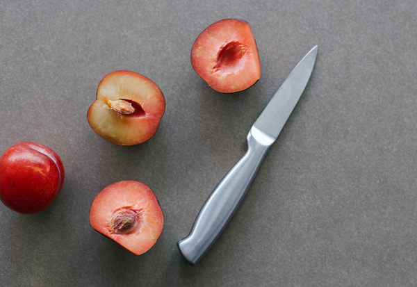 プラム（すもも）旬の時期：甘酸っぱい果実を味わう