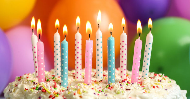 誕生日ケーキのデコレーション