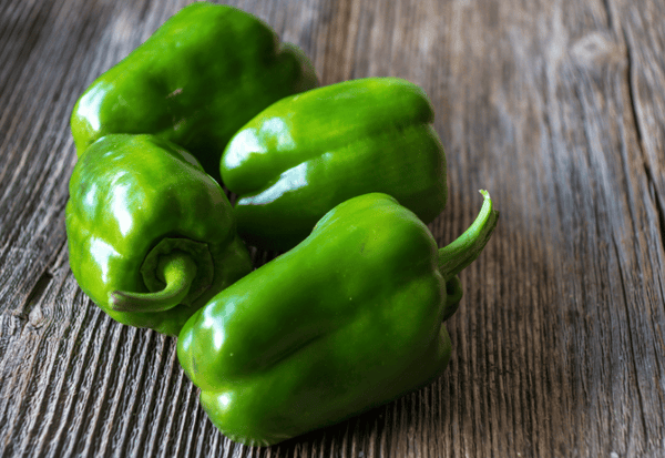 ピーマンを生で食べる：歯切れの良い食感とみずみずしさを楽しむ！