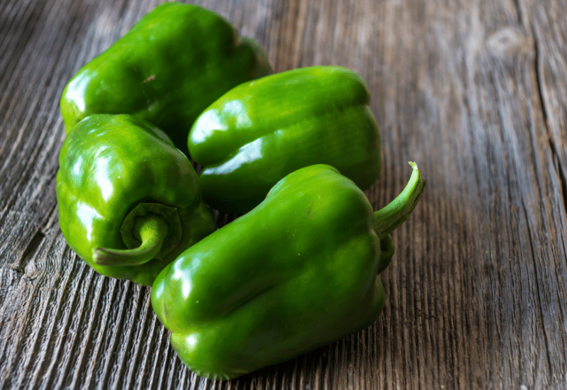 ピーマンを生で食べる：歯切れの良い食感とみずみずしさを楽しむ！