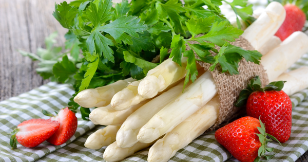 ホワイトアスパラガスを極める：選び方、茹で方、絶品リゾットレシピまで