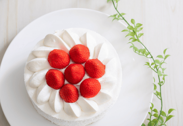 いちごデコレーションケーキ：惹きつける並べ方と盛り付けのコツ