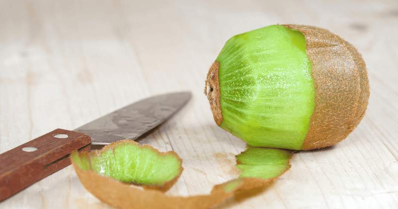 もう無駄にしない！キウイの皮むき革命：簡単裏ワザでつるんと剥ける方法