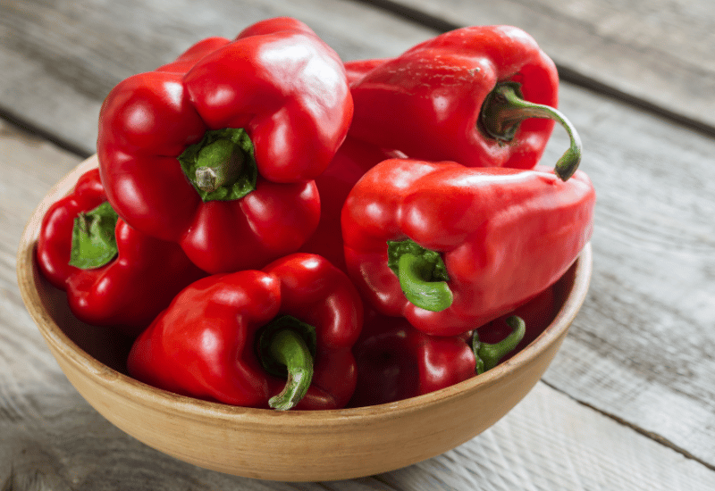 赤ピーマンとパプリカ：違いを徹底解説！品種、味、栄養、料理での使い分け