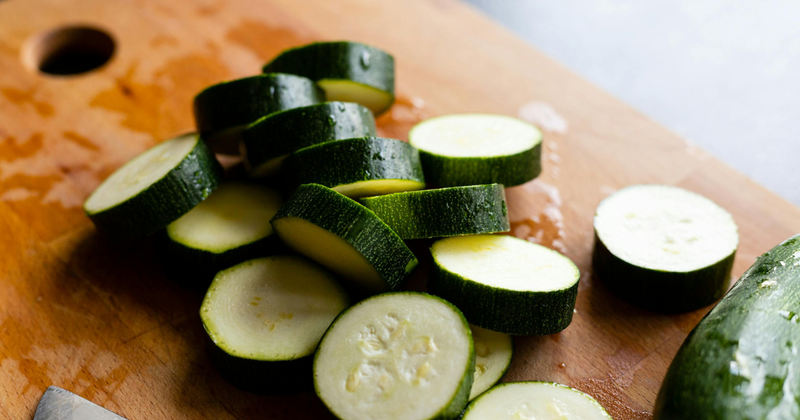 ズッキーニの栄養価を徹底解説！夏バテ予防効果から選び方、保存方法、レシピまで