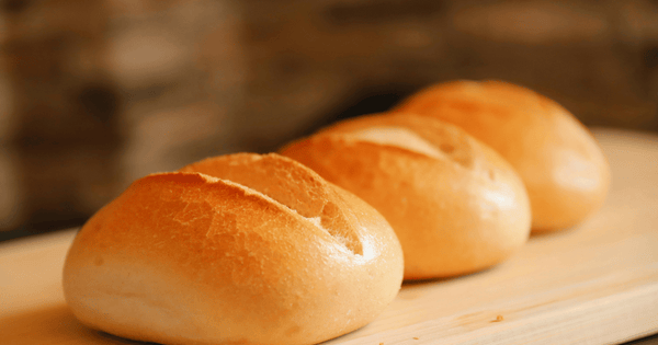 ロールパンのカロリー・糖質・重さを徹底解説！ダイエット中の食べ方ガイド