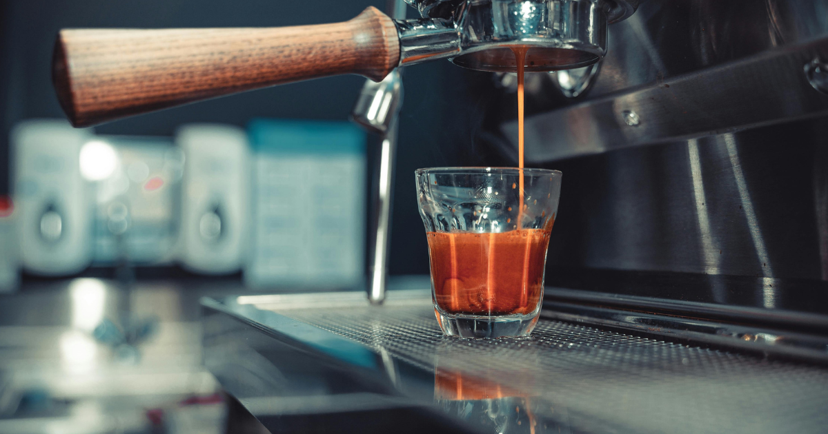 コーヒーの豆を挽く