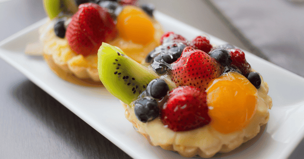 フルーツで彩るデコレーションケーキ：華やかさを添えるテクニック