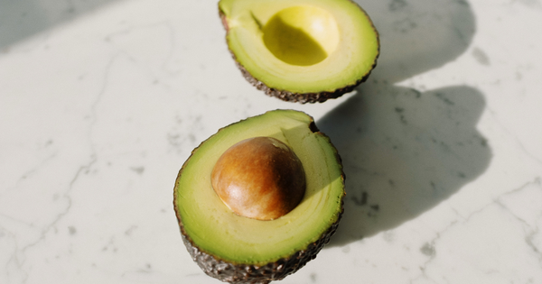 もう失敗しない！アボカドの簡単でキレイな剥き方完全ガイド