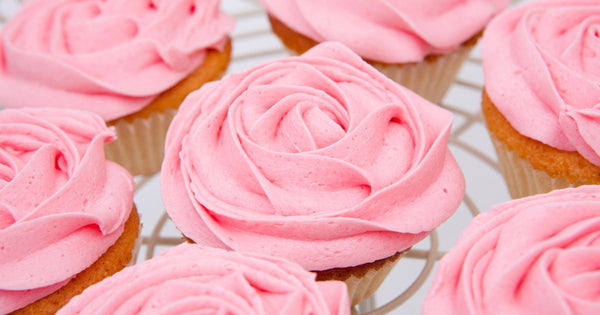 ピンクの生クリーム：スイーツを彩る簡単レシピとアレンジ