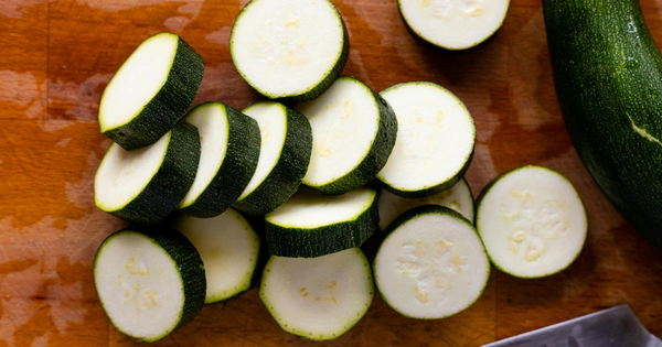 ズッキーニは生で食べられる？安全な食べ方から絶品レシピまで徹底解説！