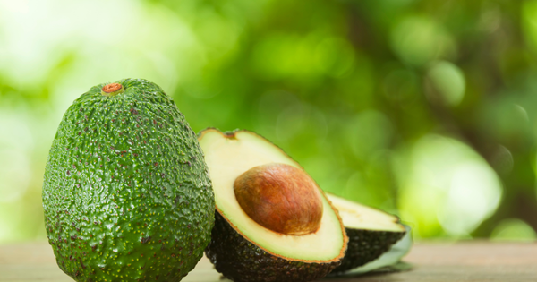 アボカドを長持ちさせる保存テクニック：熟し具合別、カット後、ワカモレ、冷凍保存まで完全ガイド