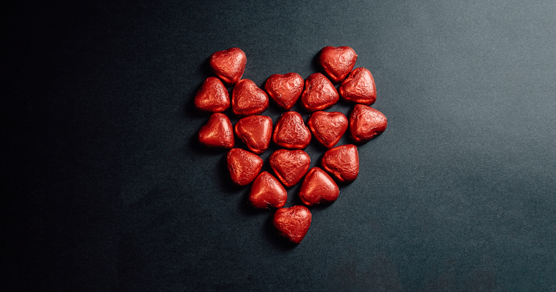 魅惑的な赤いお菓子の世界：色彩が織りなす甘美な誘惑