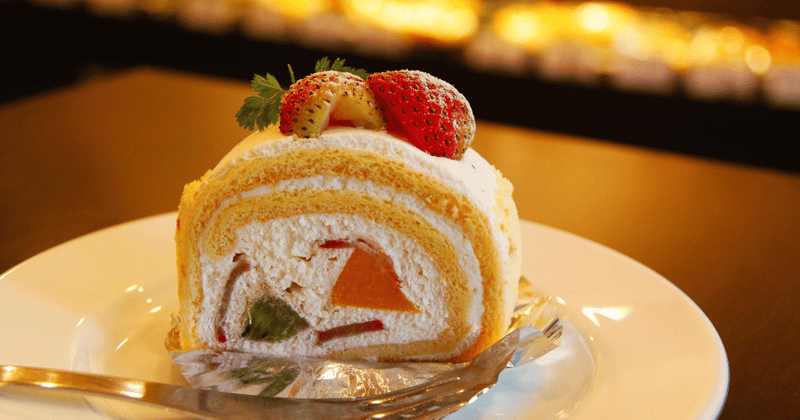 ロールケーキを彩る！挟んで美味しいおすすめフルーツ缶詰ガイド