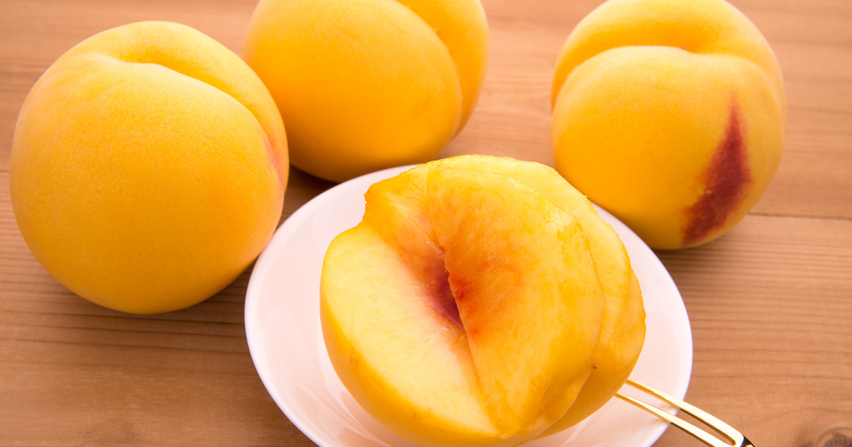 黄色い桃の魅力：選び方、栄養、レシピ、旬、保存方法