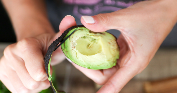 もう失敗しない！アボカドの簡単でキレイな皮むき完全ガイド
